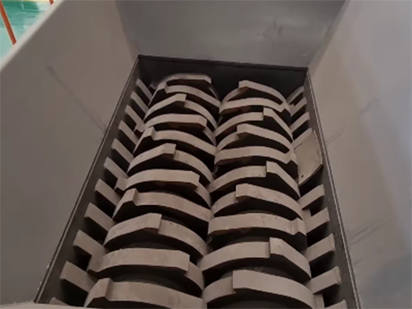 雙軸撕裂機：不卡殼、不堵料（liào）